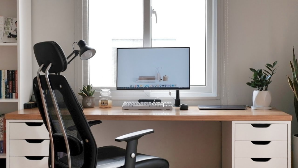 Ánh sáng tự nhiên và sự ngăn nắp là yếu tố then chốt cho một góc học tập hiệu quả