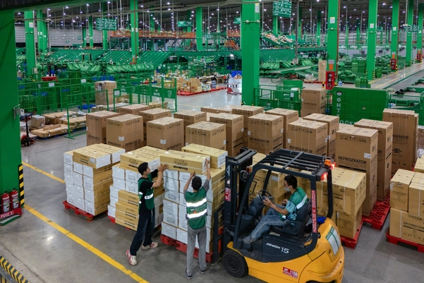 Quy trình bốc xếp được chuẩn hóa giúp giảm thiểu va đập và hạn chế rủi ro hư hỏng trong quá trình vận chuyển thiết bị cồng kềnh.